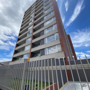 MODERNO DEPARTAMENTO CON GRAN BALCÓN Y 2 SUITES EN CONCEPCIÓN-EDIFICIO BANDERA